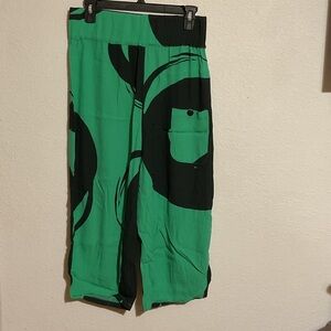 Lurdes Bergada Stylish Green and Black Women's Capris
Size Small